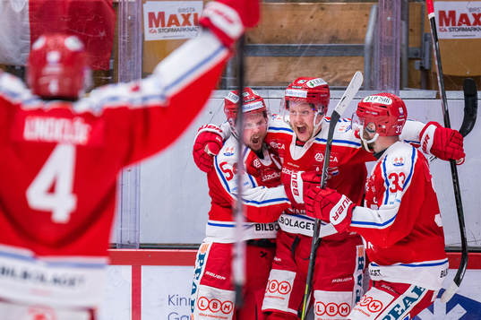 Timrås Jonathan Dahlén jublar med lagkamrater