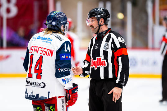 Västerviks Erik Gustafsson diskuterar med domaren vunder