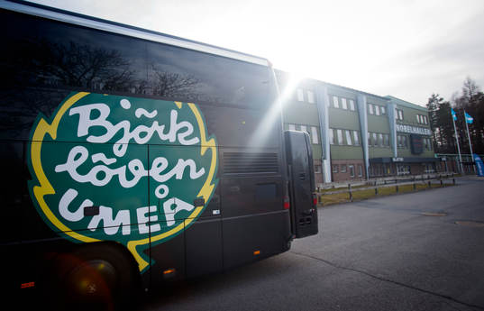 Björklövens spelbuss utanför Nobelhallen