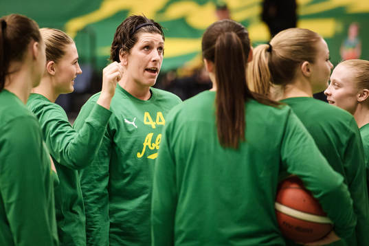 Alviks Janel McCarville värmer upp