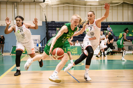 Alviks Klara Lundquist jagas av Högsbos Alexis Hyder och