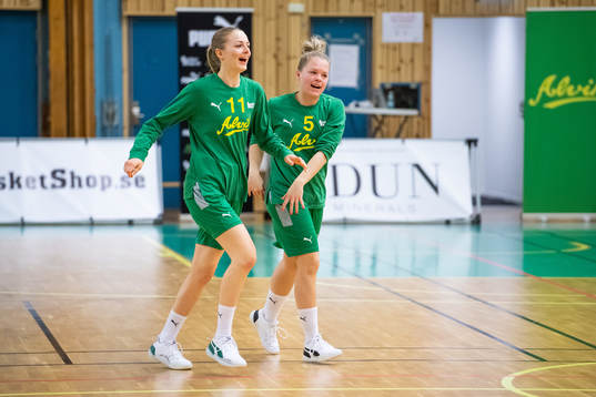 Alviks Sylvia Leth och Nathalie Schönberg jublar