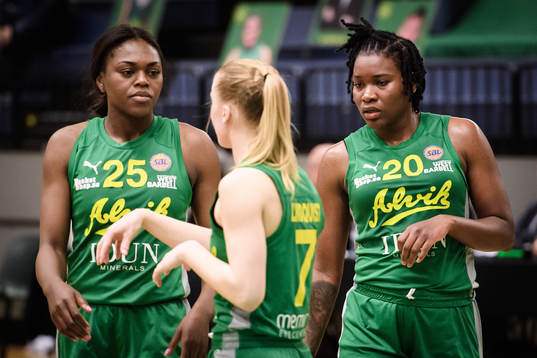 Alviks Abigail Asoro, Klara Lundquist och Shanity James