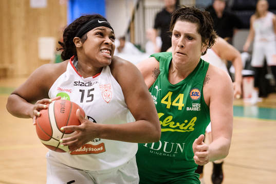 Högsbos Kourtni Perry och Alviks Janel McCarville