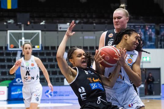 Luleås Felicia Camara Ponturo och Umeås Ama Degbeon