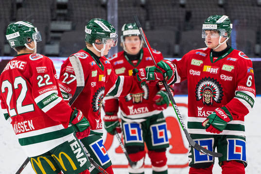 Frölundas Teodor Niederbach jublar med målskytten till