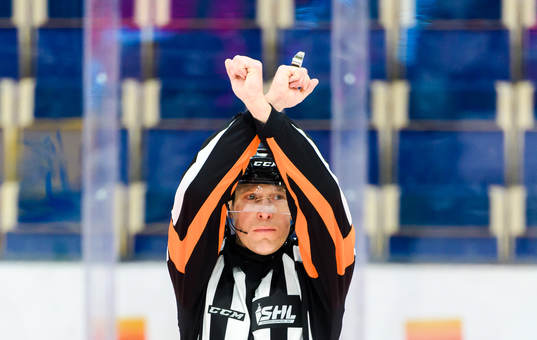 Domare Tobias Björk gör tecken för straff