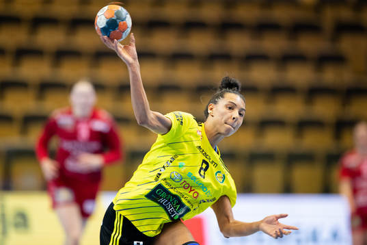 Sävehofs Jamina Roberts skjuter mål från halva planen