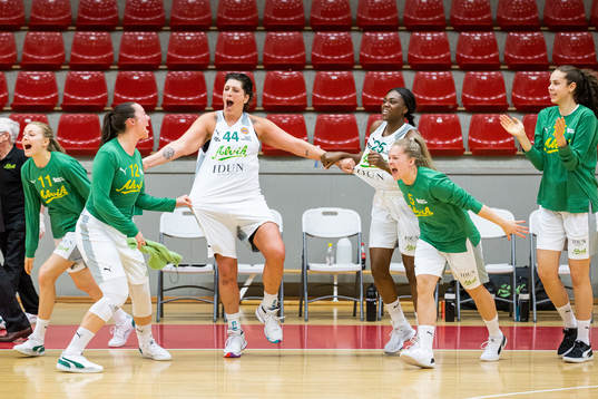 Alviks Janel McCarville (mitten) jublar med lagkamrater