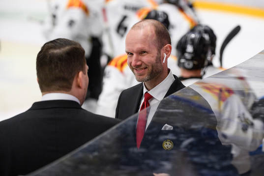 Brynäs assisterande tränare Nils Ekman jublar