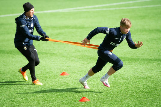 Isak Dahlqvist rehabar med sjukgymnast Fredrik Larsson