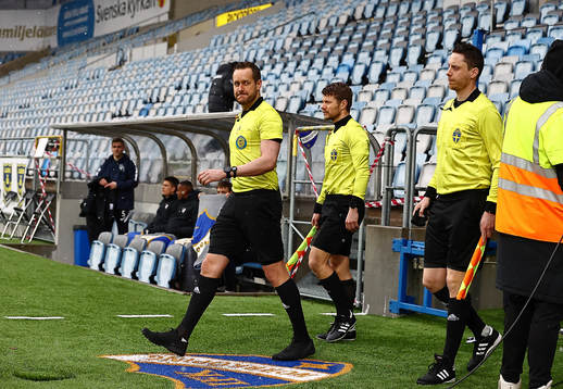 Domartrion domare Victor Wolf, assisterande Niclas Ivarsson