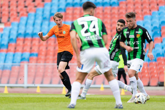 Västerås Albin Sporrong skjuter mot mål och bollen går