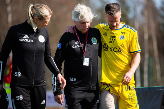 Sundsvalls Robert Lundström lämnar planen