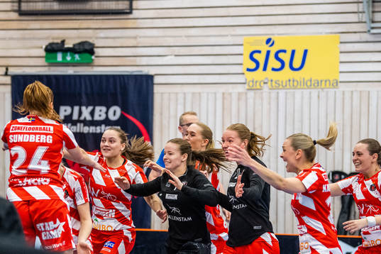 Pixbos spelare jublar