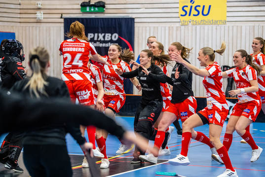 Pixbos spelare jublar
