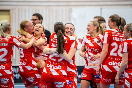 Pixbos spelare jublar