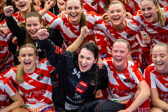 Pixbos målvakt Lara Heini jublar