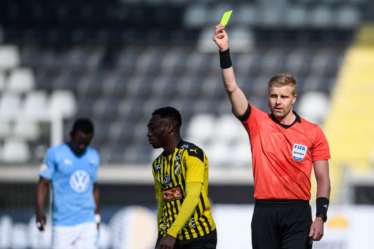 Häckens Benie Adama Traore får gult kort av domare Glenn