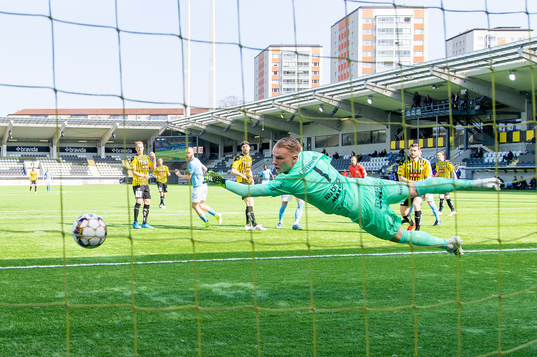 Häckens målvakt Pontus Dahlberg ser ett skott från