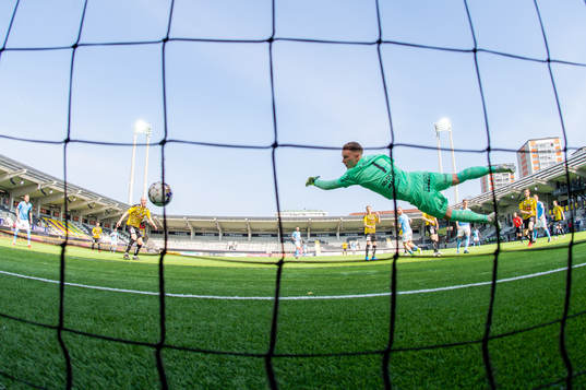 Malmö FFs Sören Rieks (ej i bild) gör 0-2 bakom Häckens