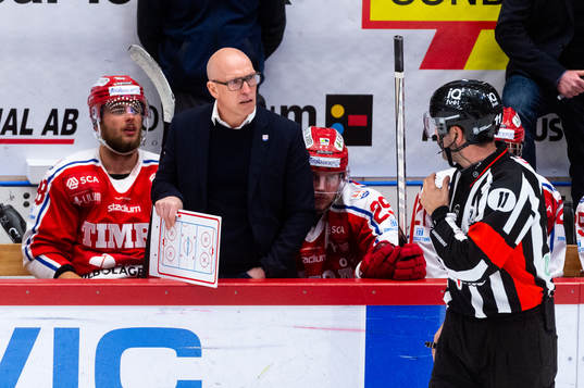 Timrås tränare Fredrik Andersson diskuterar med domaren