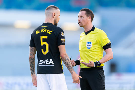 s Alexander Milosevic pratar med domare Andreas Ekberg