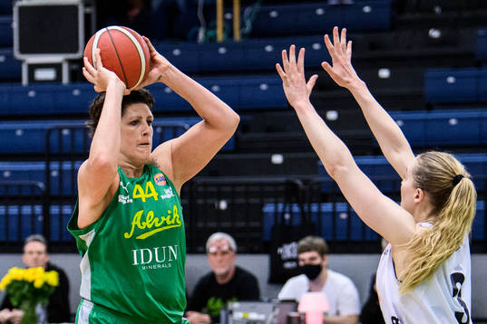 Alviks Janel McCarville och Luleås Ellen Nyström