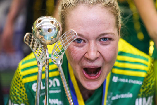 Thoréngruppens spelare jublar med pokalen