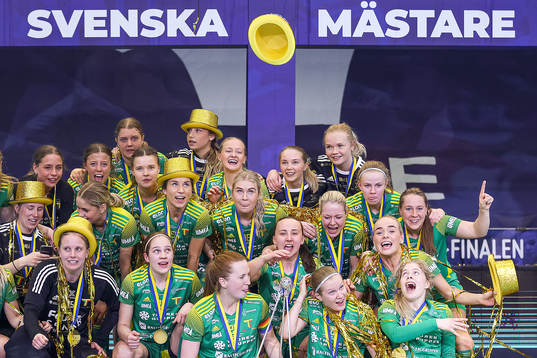 Thoréngruppens spelare jublar med pokalen