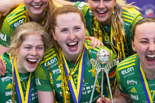 Thoréngruppens Oona Kauppi jublar med pokalen
