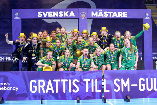 Thoréngruppens spelare jublar med pokalen
