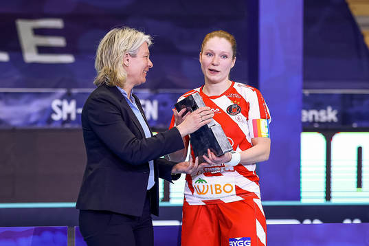 Pixbos Ida Sundberg tar emot silvret