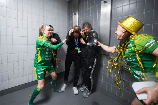 Thoréngruppens  Cornelia Fjellstedt jublar över SM-guldet