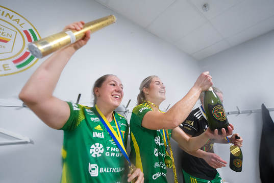 Thoréngruppens spelare jublar i omklädningsrummet