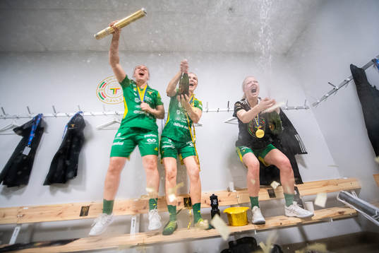 Thoréngruppens Cornelia Fjellstedt jublar med lagkamrater