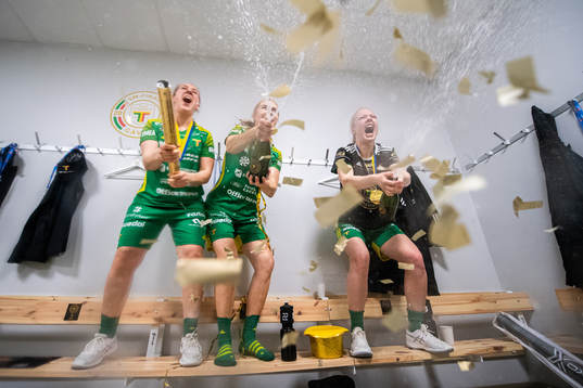 Thoréngruppens Cornelia Fjellstedt jublar med lagkamrater