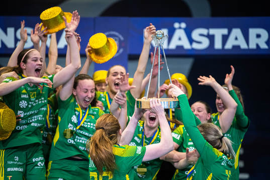 Thoréngruppens spelare jublar med pokalen och SM-guldet