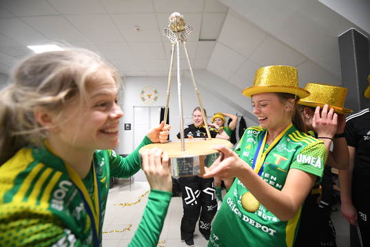 Thoréngruppens Nora Hedlund och Maja Viström  jublar