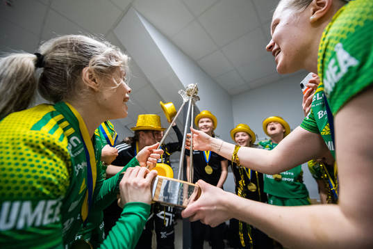Thoréngruppens spelare jublar med pokalen och över