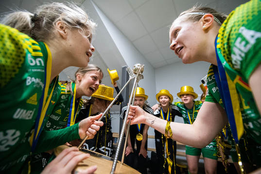 Thoréngruppens spelare jublar med pokalen och över