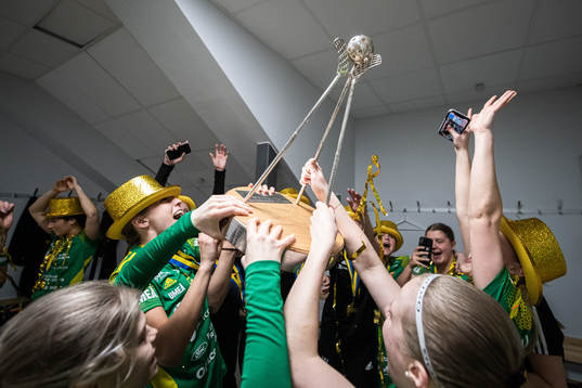 Thoréngruppens spelare jublar med pokalen och över