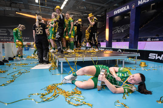 Thoréngruppens Cornelia Fjellstedt jublar med pokalen och
