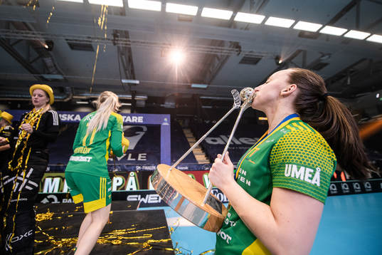 Thoréngruppens Cornelia Fjellstedt jublar med pokalen och