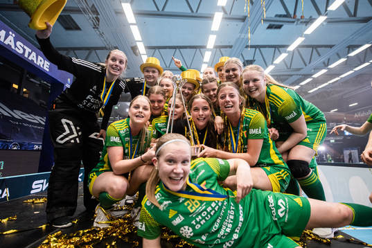Thoréngruppens Oona Kauppi jublar med lagkamrater över
