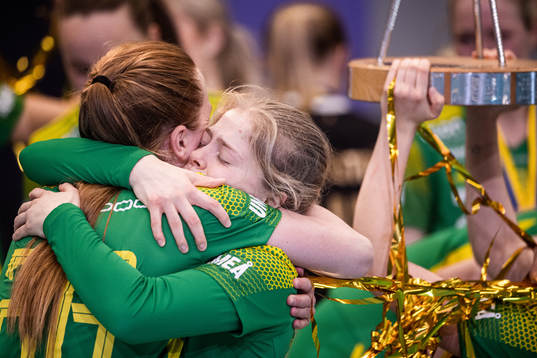 Thoréngruppens Emelie Wibron och Maja Viström jublar