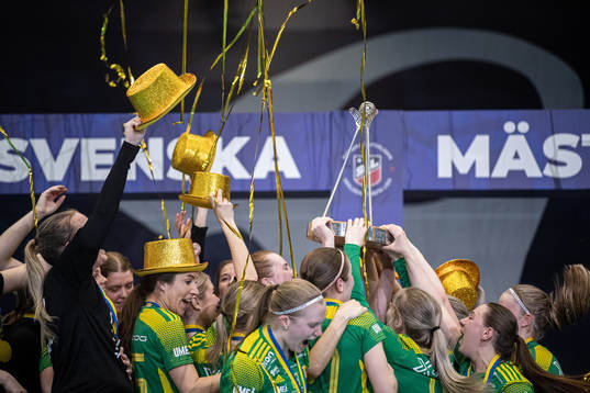 Thoréngruppens spelare jublar över SM-guldet med pokalen
