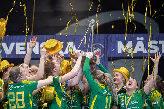 Thoréngruppens spelare jublar över SM-guldet med pokalen