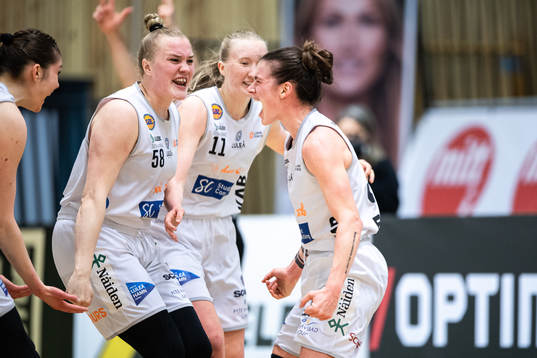 Luleås Maggie Lucas, Allis Nyström och Matilda Ekh jublar