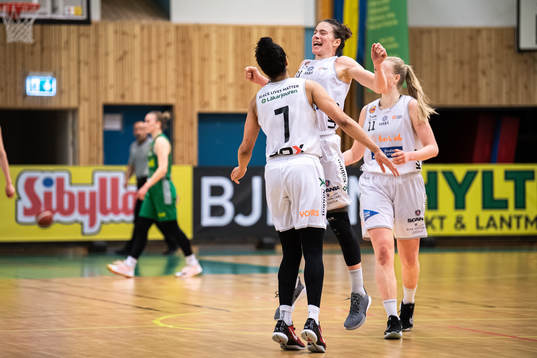 Luleås Maggie Lucas och Chioma Nnamaka jublar
